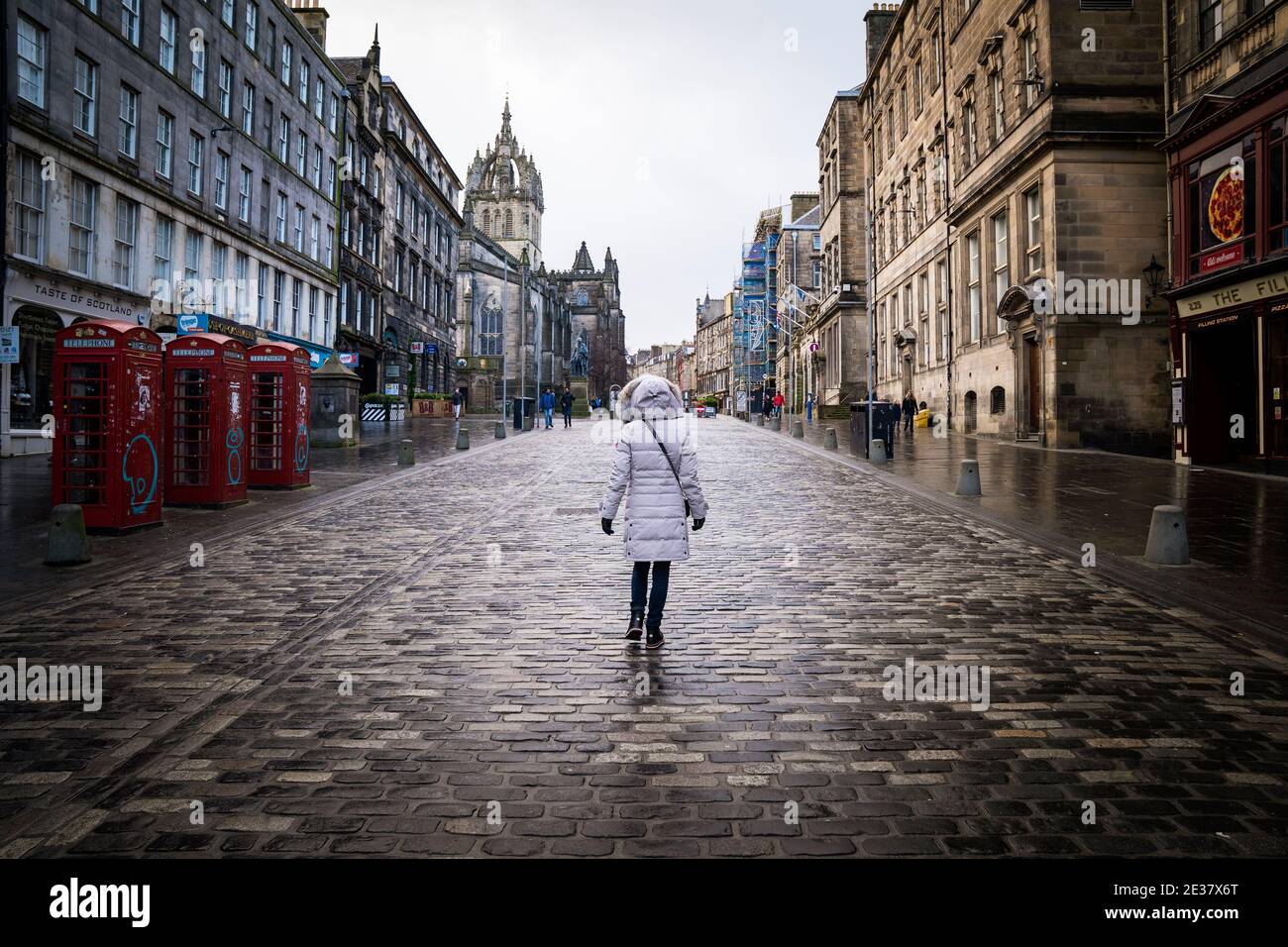 Edinburgh, Schottland, Großbritannien. 17. Januar 2021. Am ersten Sonntag nach Verschärfung der nationalen Sperrregeln in Schottland die Straßen der Altstadt in Edinb Stockfoto