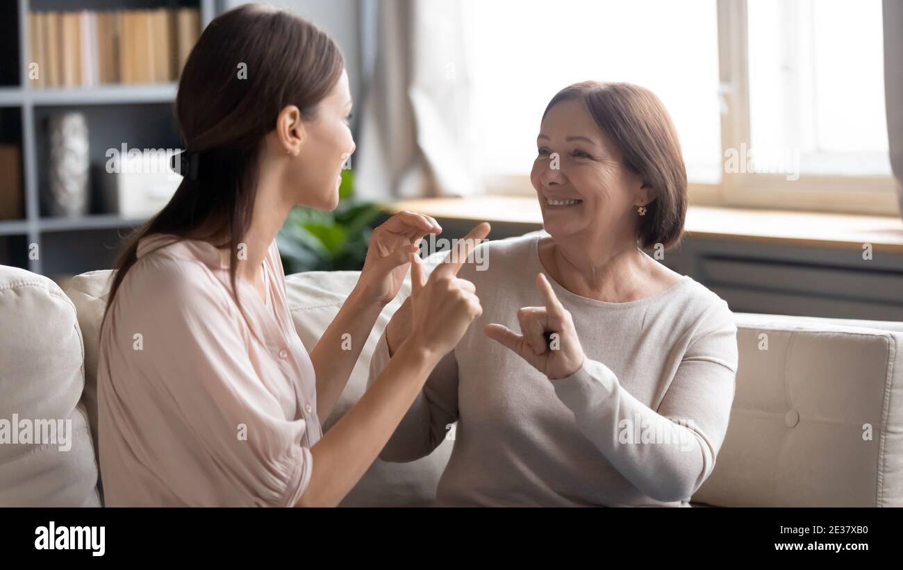 Nahaufnahme reife Mutter und Erwachsene Tochter sprechen Gebärdensprache Stockfoto