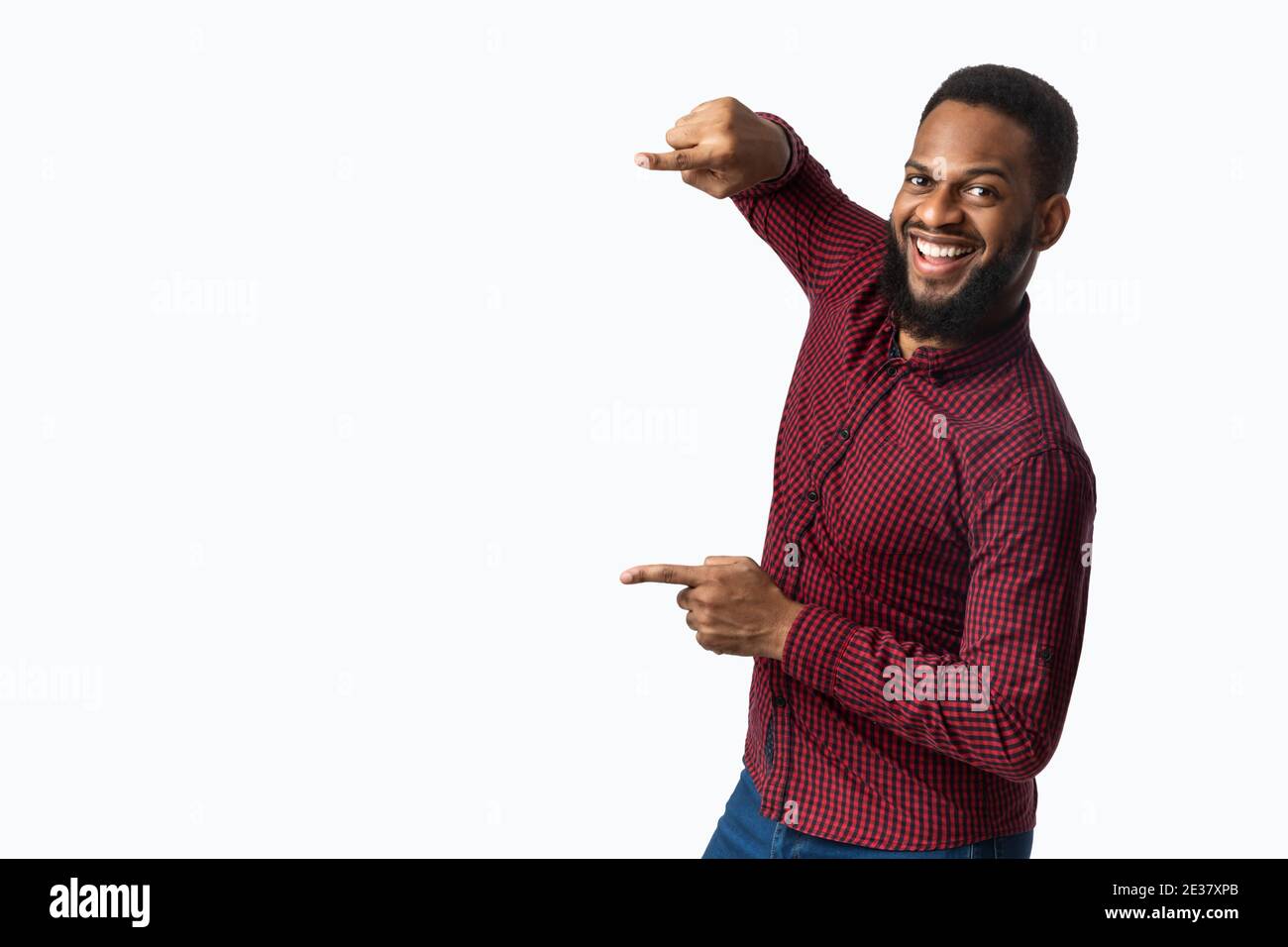 African Guy Zeigt Finger Beiseite Zeigt Leeren Raum, Studio Shot Stockfoto