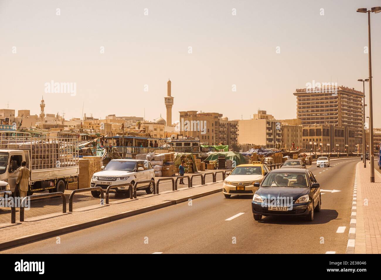 Gesamtansicht der Ladung, die von Booten, die in Dubai Creek angedockt sind, an die Straße entladen wird. Stockfoto