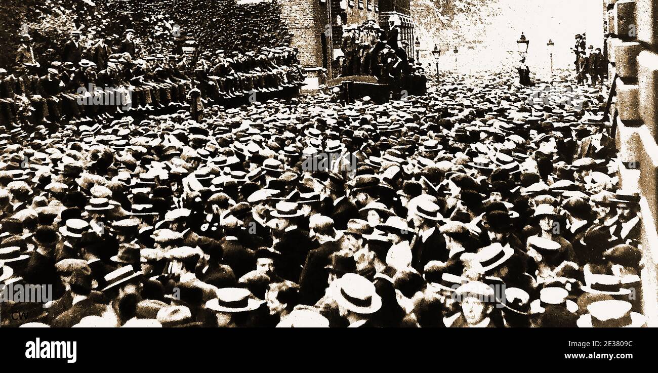 Ein Pressefoto, das 1919 von Menschenmengen streikender Polizisten aufgenommen wurde, die die Downing Street in London während eines Blitzschlags der Polizei wegen der Unterdrückung ihrer Gewerkschaft besetzten. Die Polizeistreiks von 1918 und 1919 im Vereinigten Königreich führten dazu, dass die britische Regierung Vorschläge für das Police Act einführte und die Police Federation of England and Wales als Vertretungsorgan für die Polizei einführte. Das Gesetz Verbot der Polizei auch die Zugehörigkeit zu einer Gewerkschaft oder die Zugehörigkeit zu einer Gewerkschaft. Stockfoto