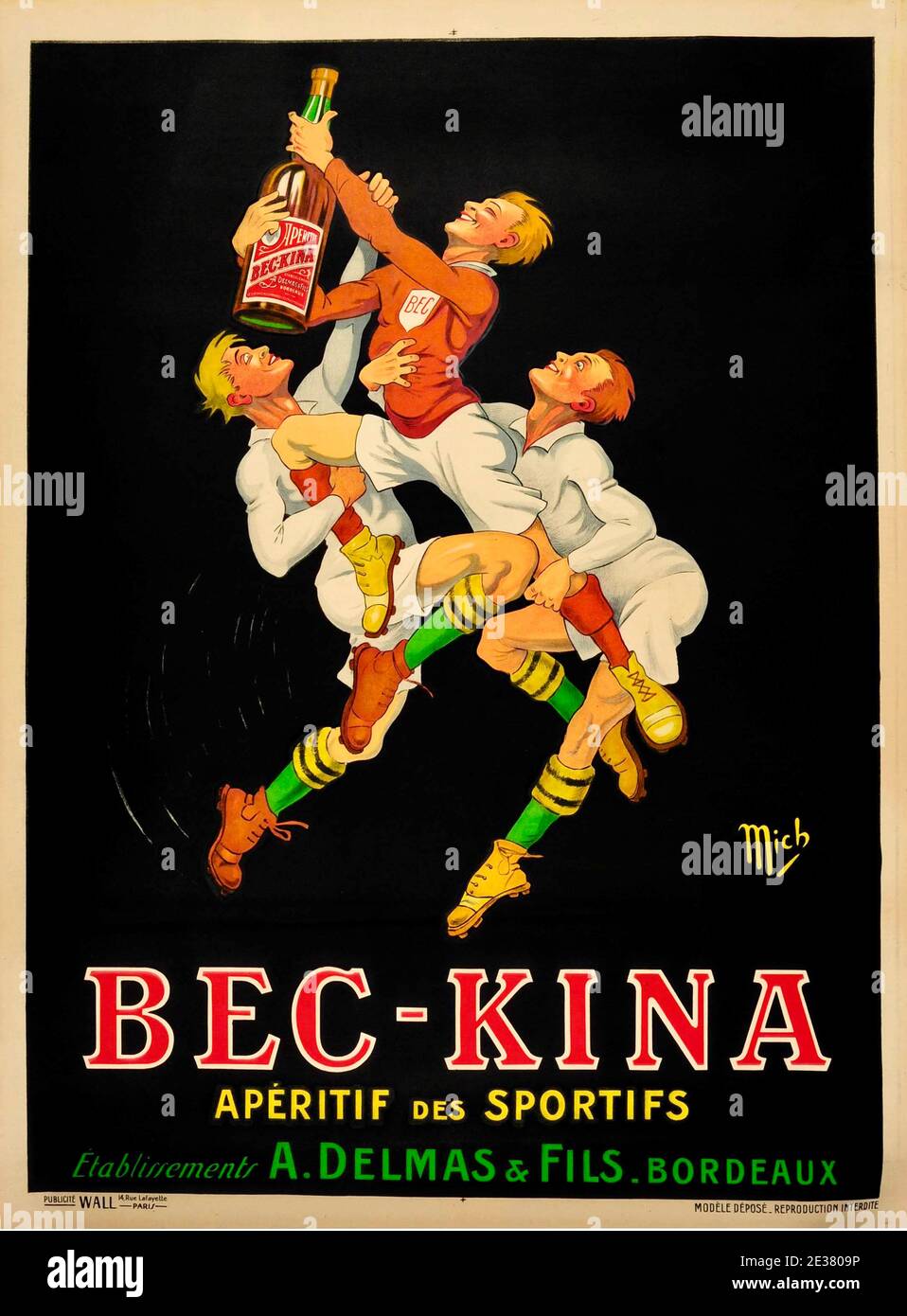 Vintage-Poster mit drei Rugby-Spielern, die um eine Flasche Bec-Kina konkurrieren. Entwurf des französischen Künstlers Michel Liebeaux besser bekannt als mich - 1925 Stockfoto