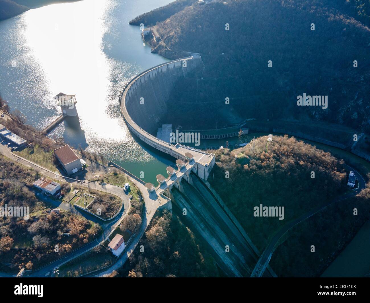 Erstaunliche Luftaufnahme des Staudamms des Kardzhali Reservoirs, Bulgarien Stockfoto