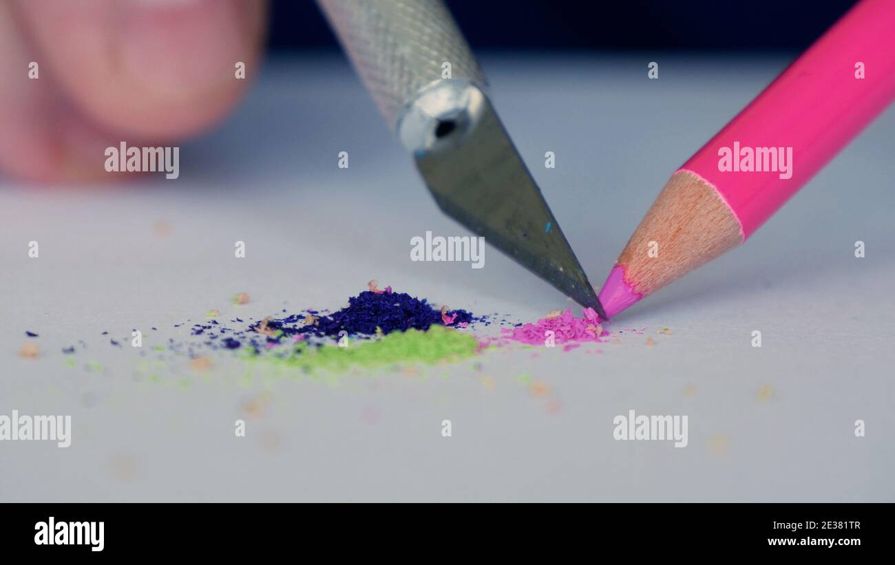 Nahaufnahme Bild mit einer Person Hand Schärfen eines farbigen Bleistifts Stockfoto