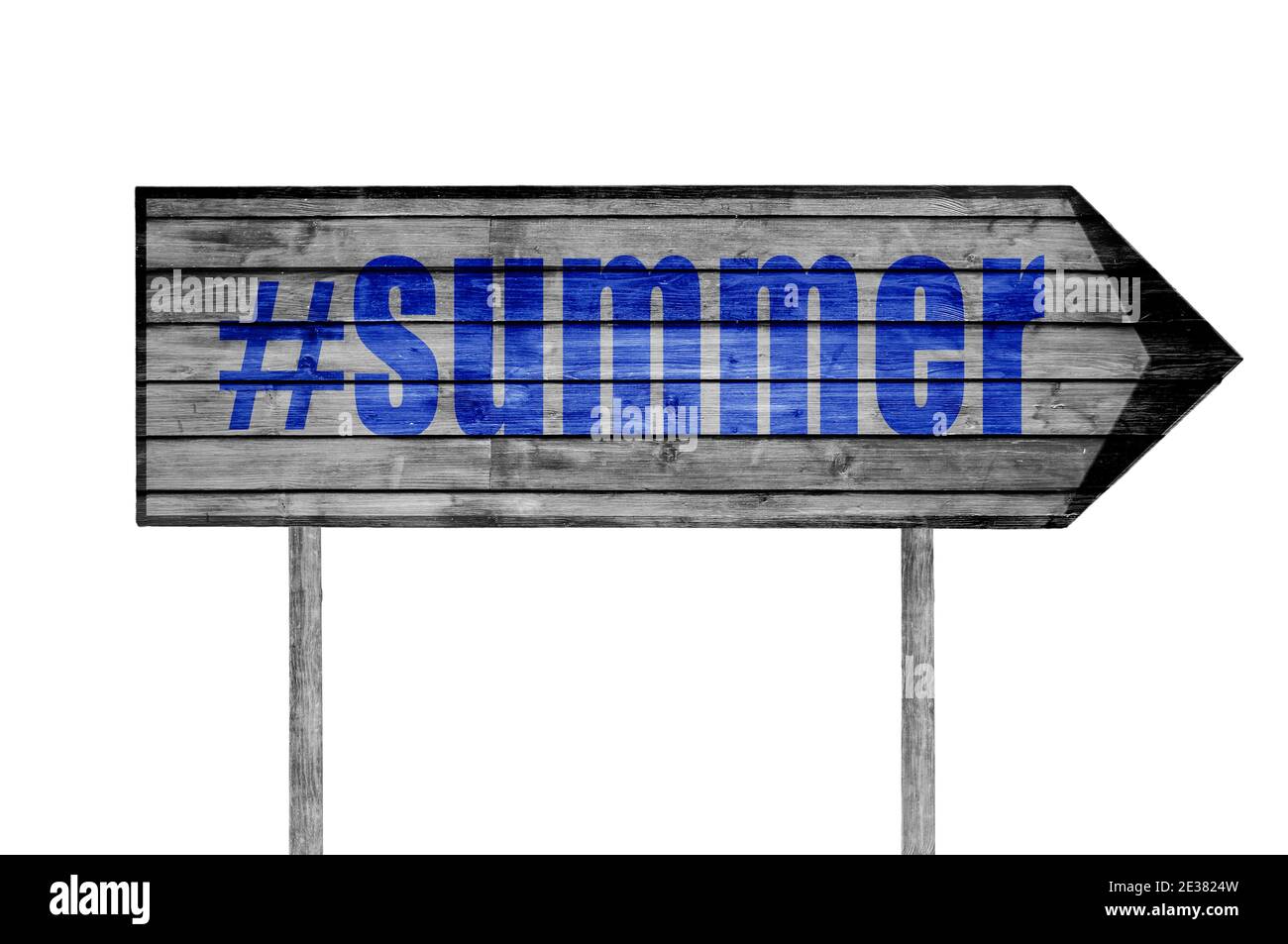 Das Wort mit Hashtag SOMMER Holzschild mit auf ein Strand Hintergrund Stockfoto