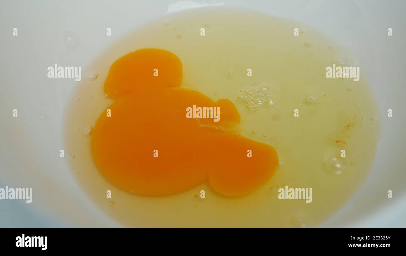 Nahaufnahme Bild mit einem frischen Ei für Omelett vorbereitet Stockfoto