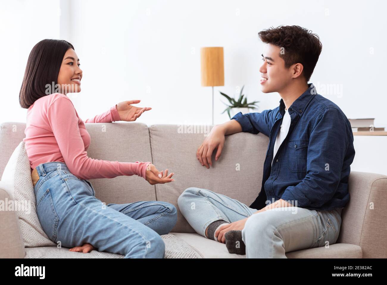 Asiatische Freundin Und Freund Reden Und Flirten Sitzen Bei Zu Hause Stockfoto