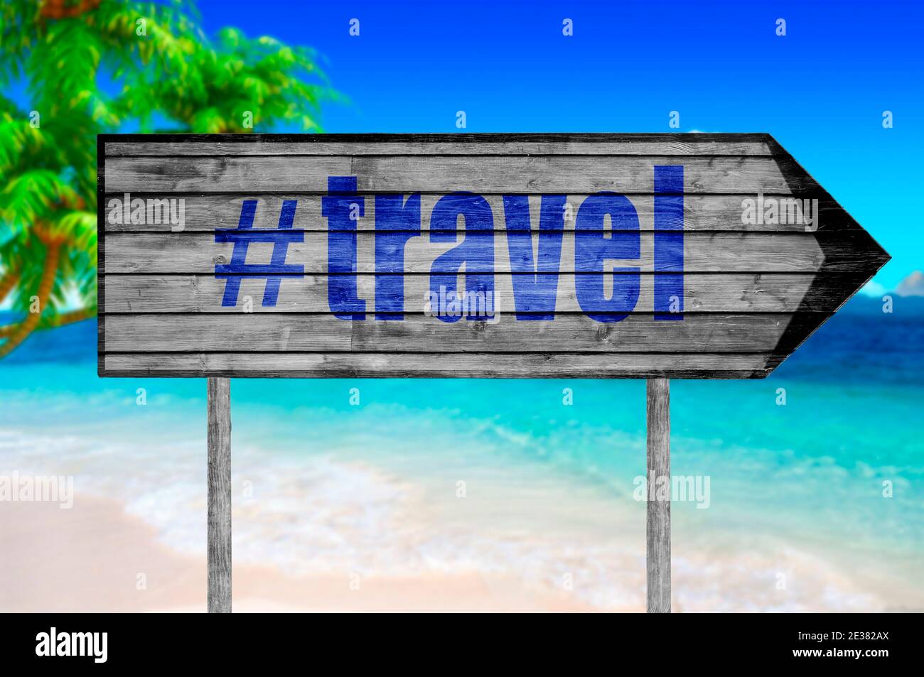 Das Wort mit Hashtag REISE Holzschild mit auf einem Strand Hintergrund Stockfoto