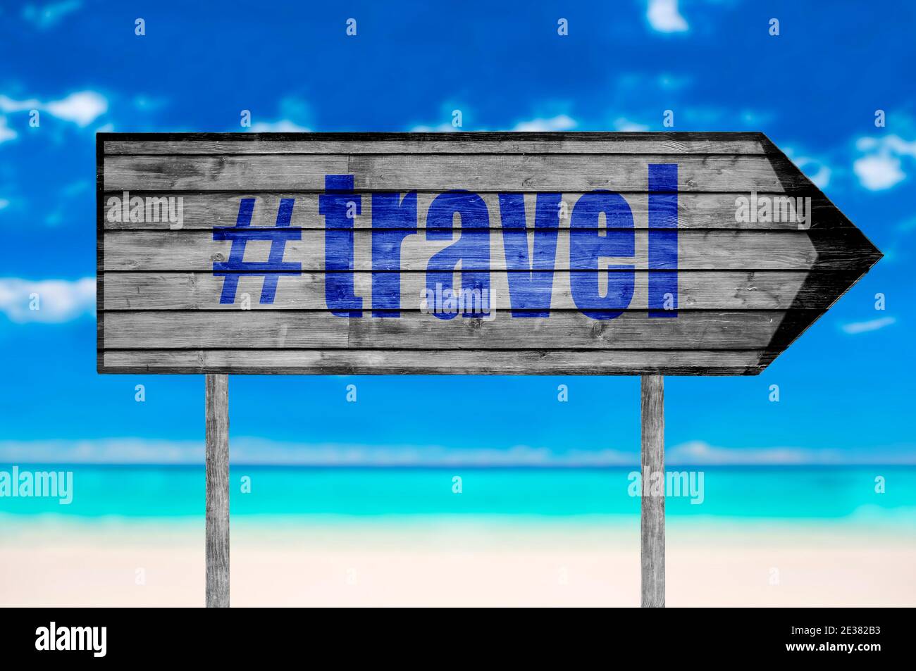 Das Wort mit Hashtag REISE Holzschild mit auf einem Strand Hintergrund Stockfoto