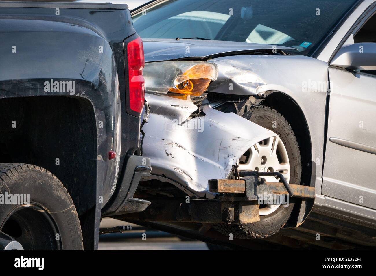 Black Ford Police Car kollidierte mit einem silbernen Honda Limousine Die beschädigt ist und zum Abschleppen bereit ist Stockfoto