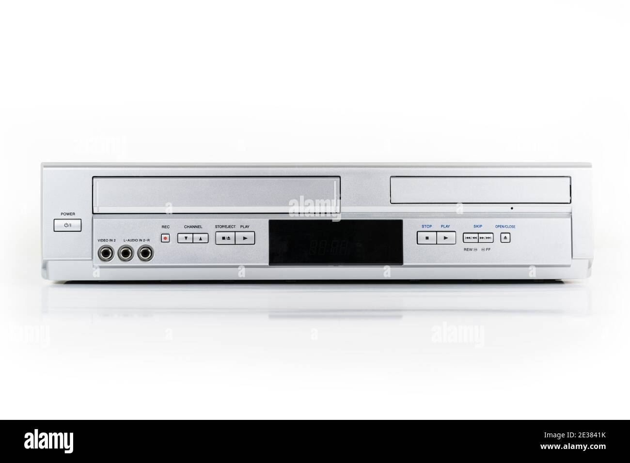 Alte Videokassette und dvd-Player Maschine auf weiß. Stockfoto