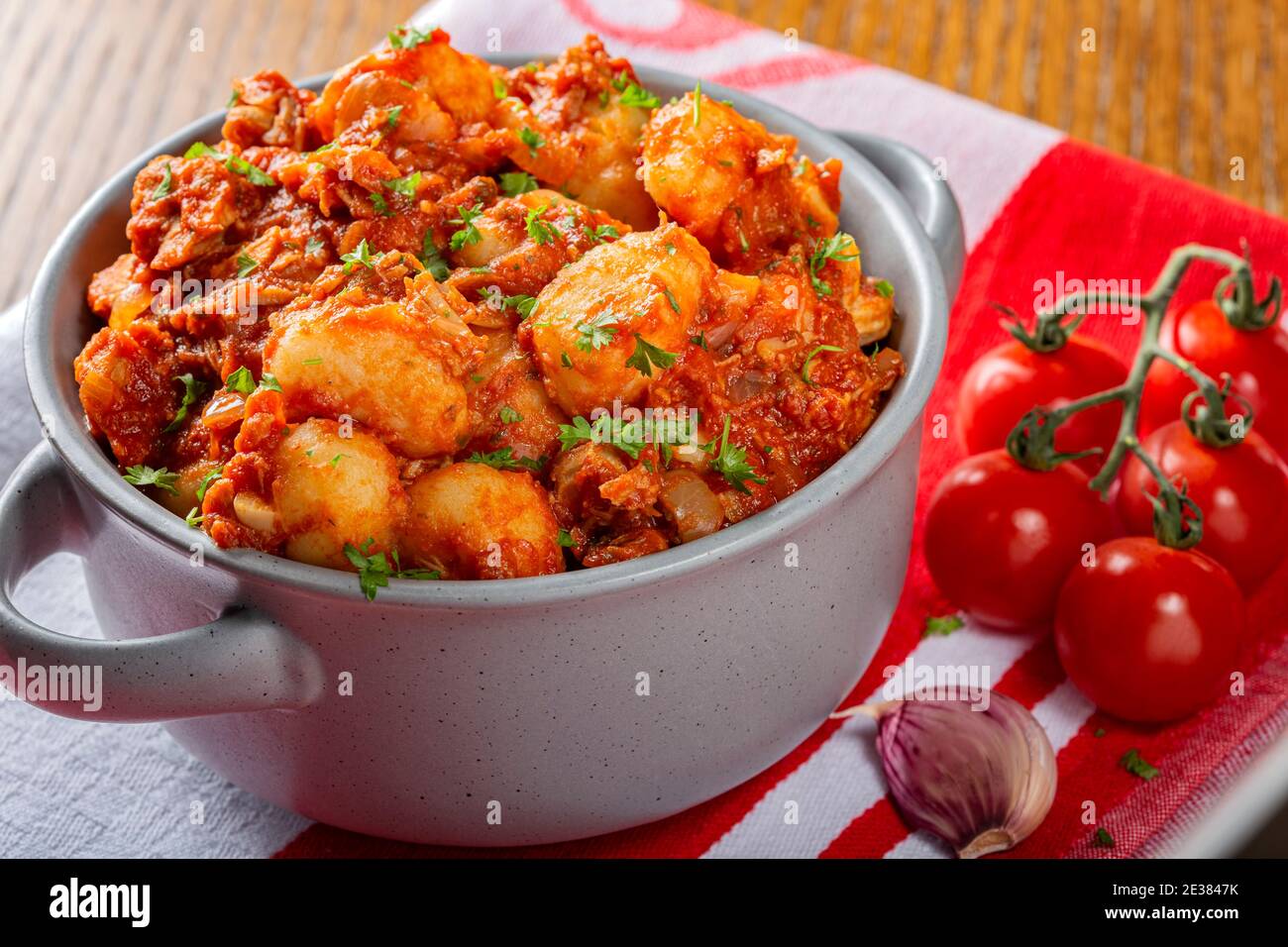 Gulasch-Eintopf – traditionelle ungarische Küche mit Kräutern Stockfoto