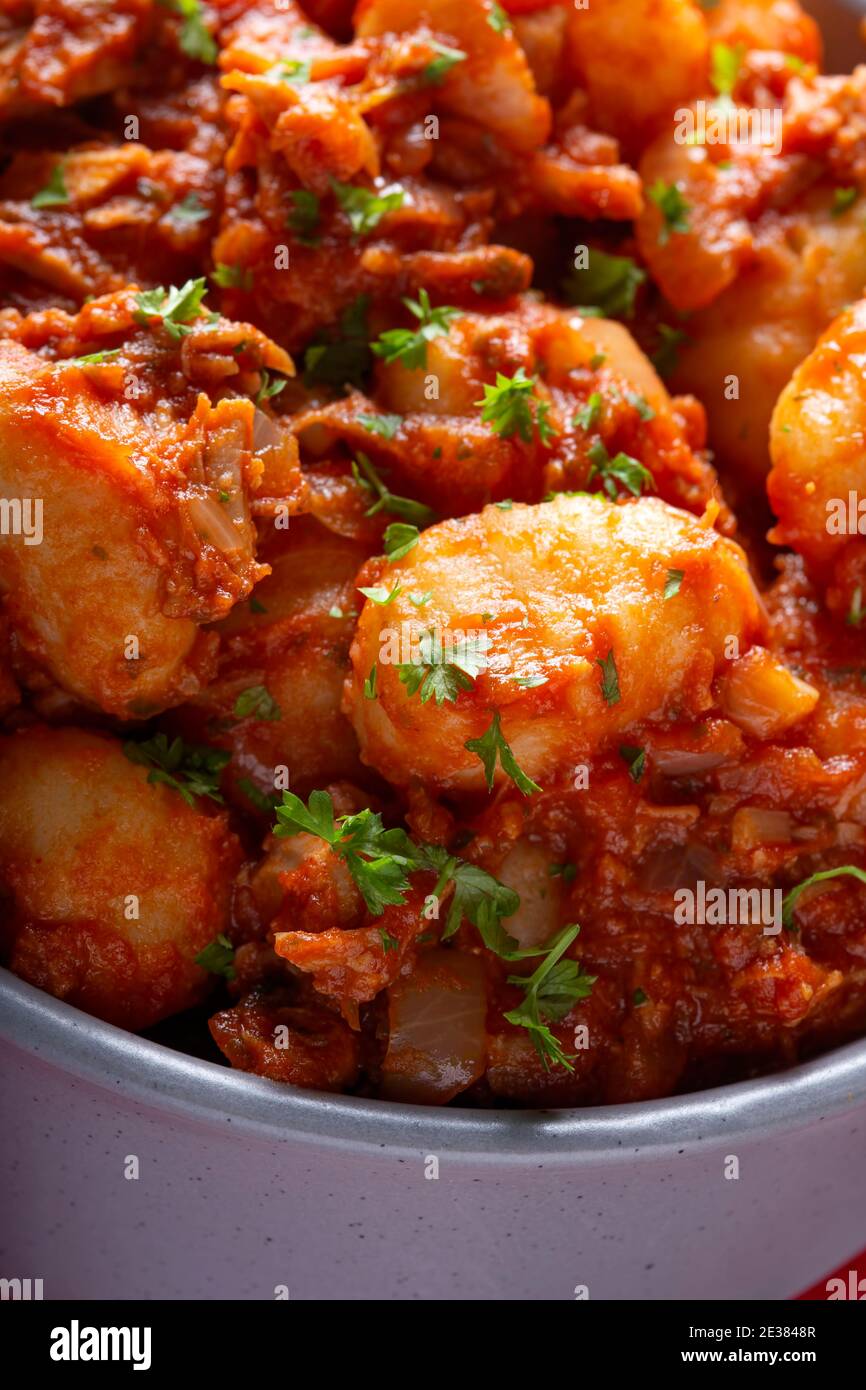 Gulasch-Eintopf - traditionelle ungarische Küche mit Kräutern - schließen Ansicht nach oben Stockfoto