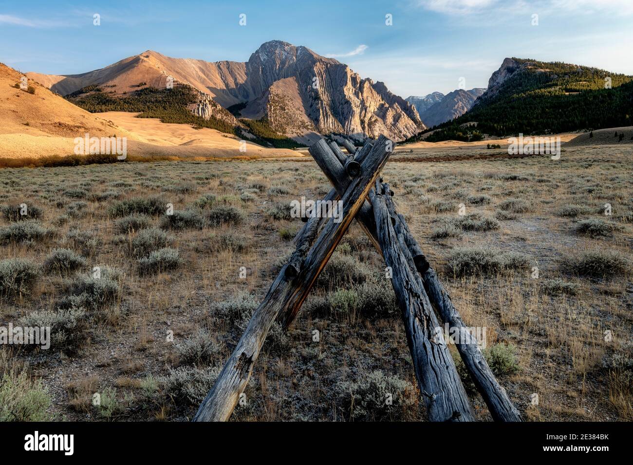 Hoher Idaho Berg mit einem Farmzaun im Vordergrund Stockfoto