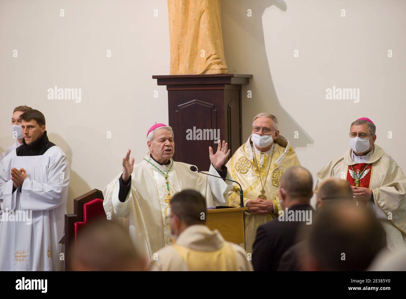 Sofia, Bulgarien - Jan 17 2021: Ein katholischer Priester, der während der Pandemie in der römisch-katholischen Pfarrei St. Joseph einen eucharistischen Liturgiegottesdienst abgab Stockfoto