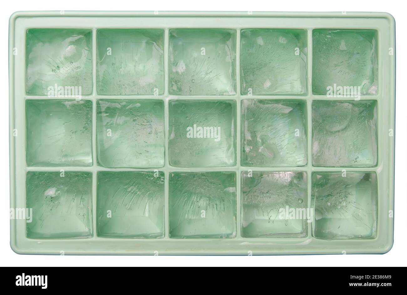 Isoliertes Eisfach mit Eiswürfeln auf weißem Hintergrund Stockfoto