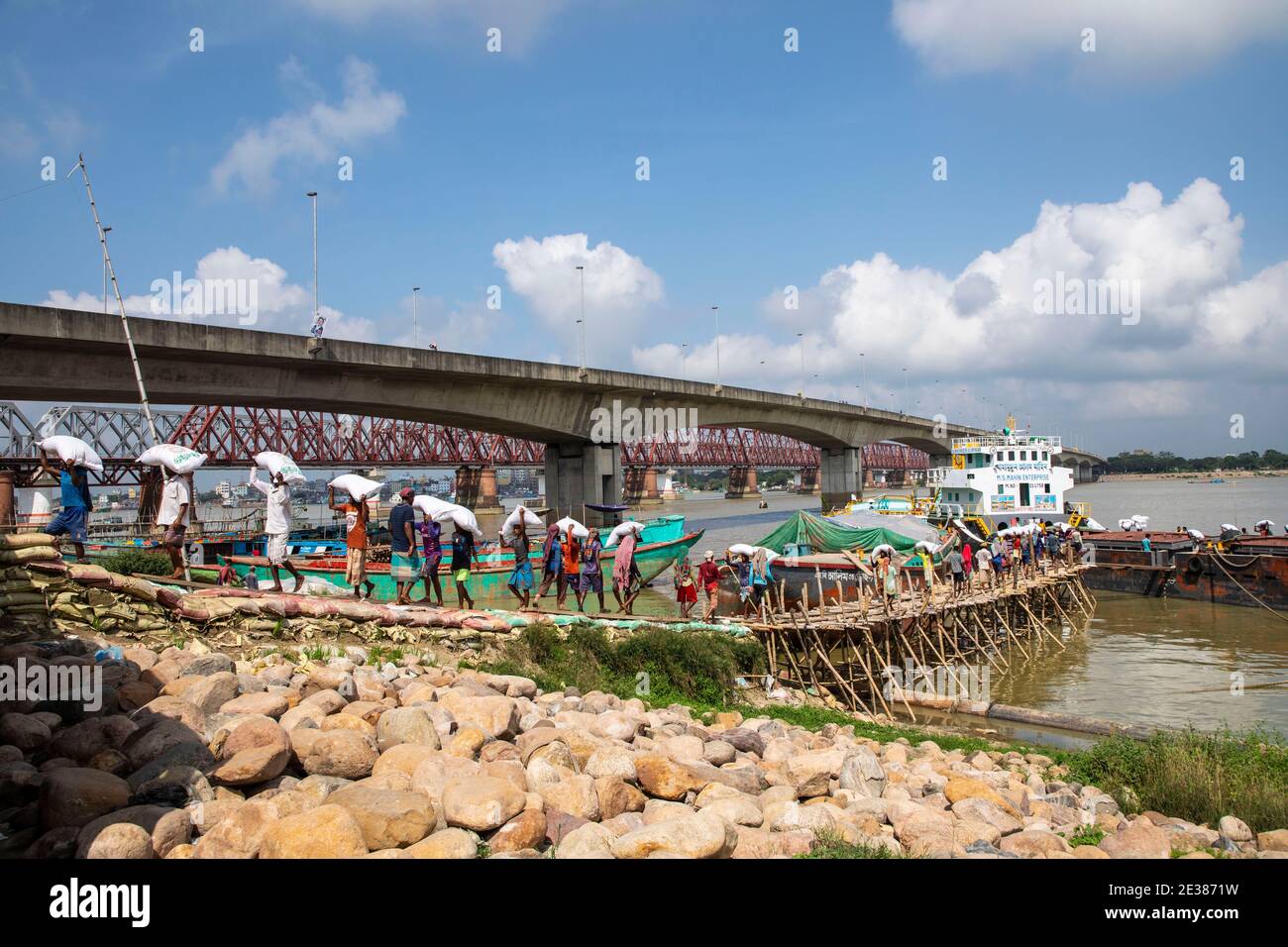 Arbeiter entladen Dnger ein Curgo-Schiff am Ufer des meghna-Flusses in  Ashuganj, Brahmanbaria, Bangladesch Stockfotografie - Alamy