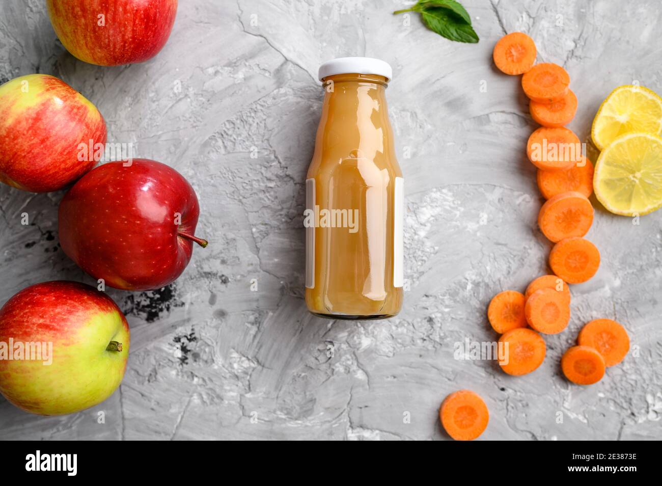 Äpfel, Gemüse und frischer Saft in der Flasche Stockfoto