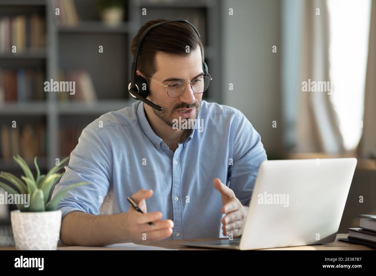Konzentrierte qualifizierte Millennial kaukasischen Geschäftsmann hält Verhandlungen Treffen online. Stockfoto