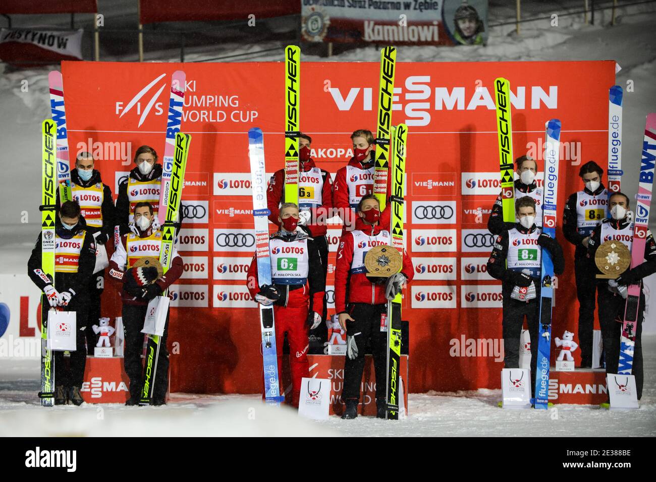 Drei Gewinnmannschaften - polnische, österreichische und norwegische beim Mannschaftswettbewerb des FIS Skisprungs-Weltcups. Stockfoto