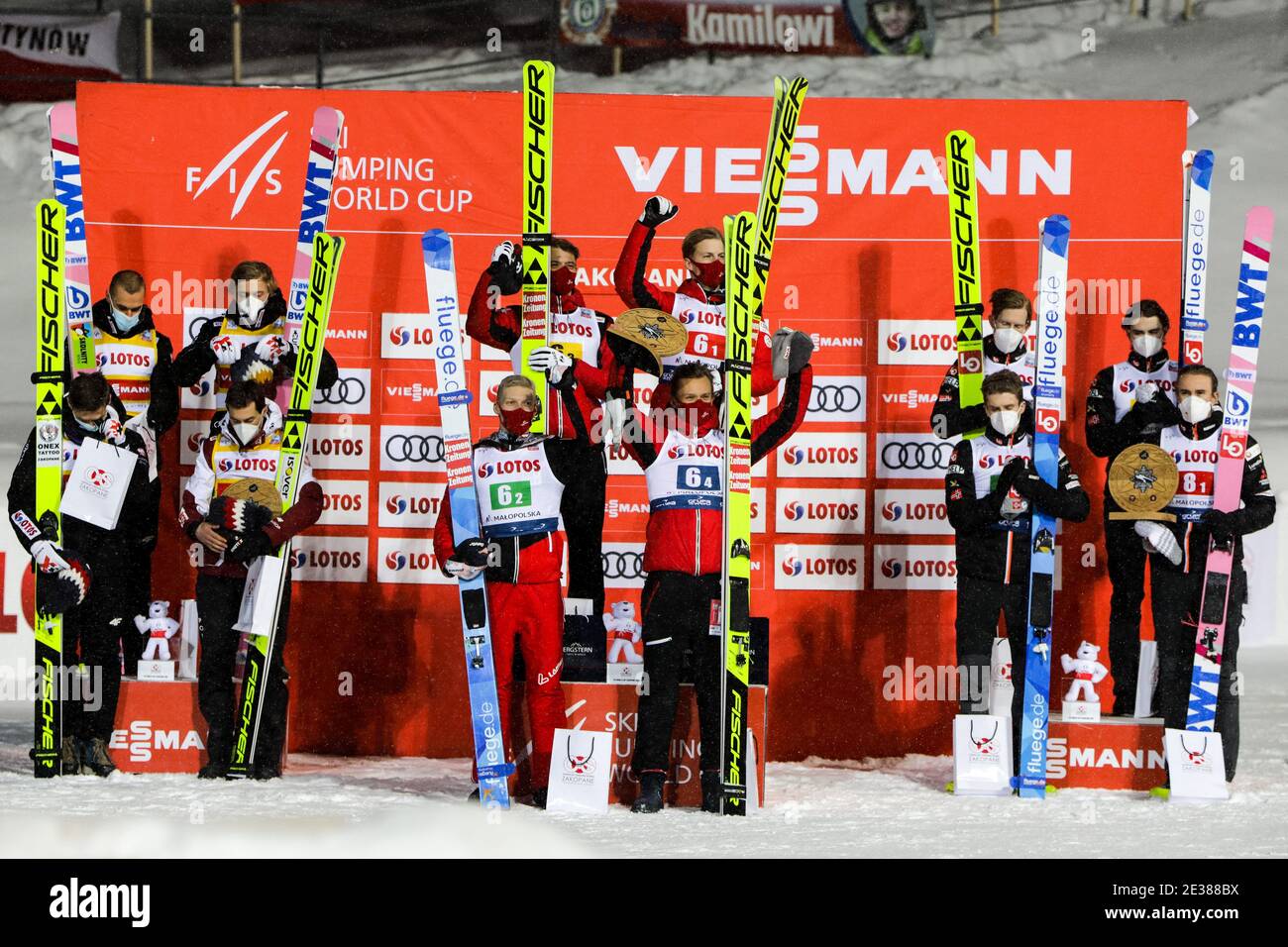 Drei Gewinnmannschaften - polnische, österreichische und norwegische beim Mannschaftswettbewerb des FIS Skisprungs-Weltcups. Stockfoto