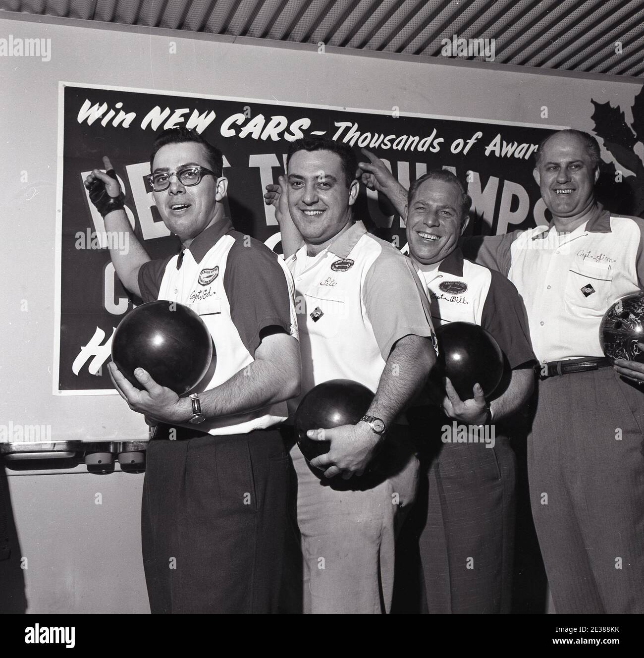 1960er Jahre, historische, glückliche männliche Mitglieder eines zehn-Pin-Bowling-Team in der Chicago Bowling Association in Team-Kit zeigen auf ein Plakat Werbung gewinnen ein neues Auto, Chicago, USA. Seit Mitte des 20. Jahrhunderts war Chicago eine der führenden Städte in den USA für Bowling. Die Chicago Sun-Times war ein führender Sponsor eines jährlichen Turniers für einzelne Männer und Frauen Bowler, genannt Beat the Champions, die in Betrieb blieb bis zum Ende des Jahrhunderts, Stockfoto
