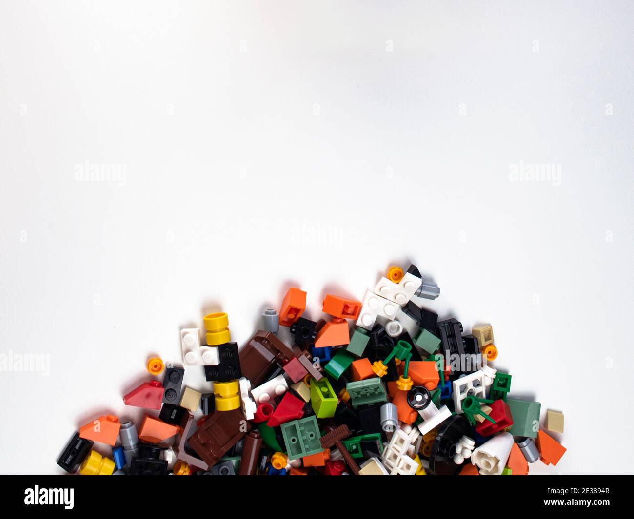 Ein Stapel lego Steine auf einem weißen Hintergrund erschossen Von oben Stockfoto
