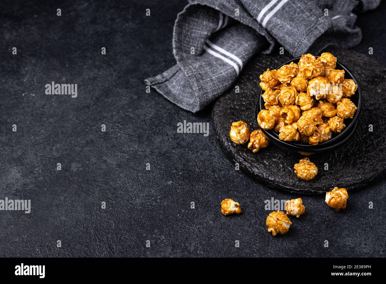 Gesalzenes Karamell-Popcorn in einer Schüssel Stockfoto
