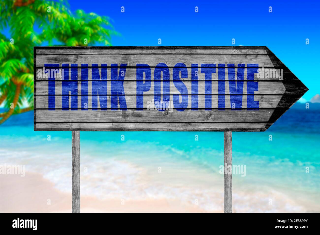 Denken Sie positive Holzschild mit auf einem Strand Hintergrund Stockfoto
