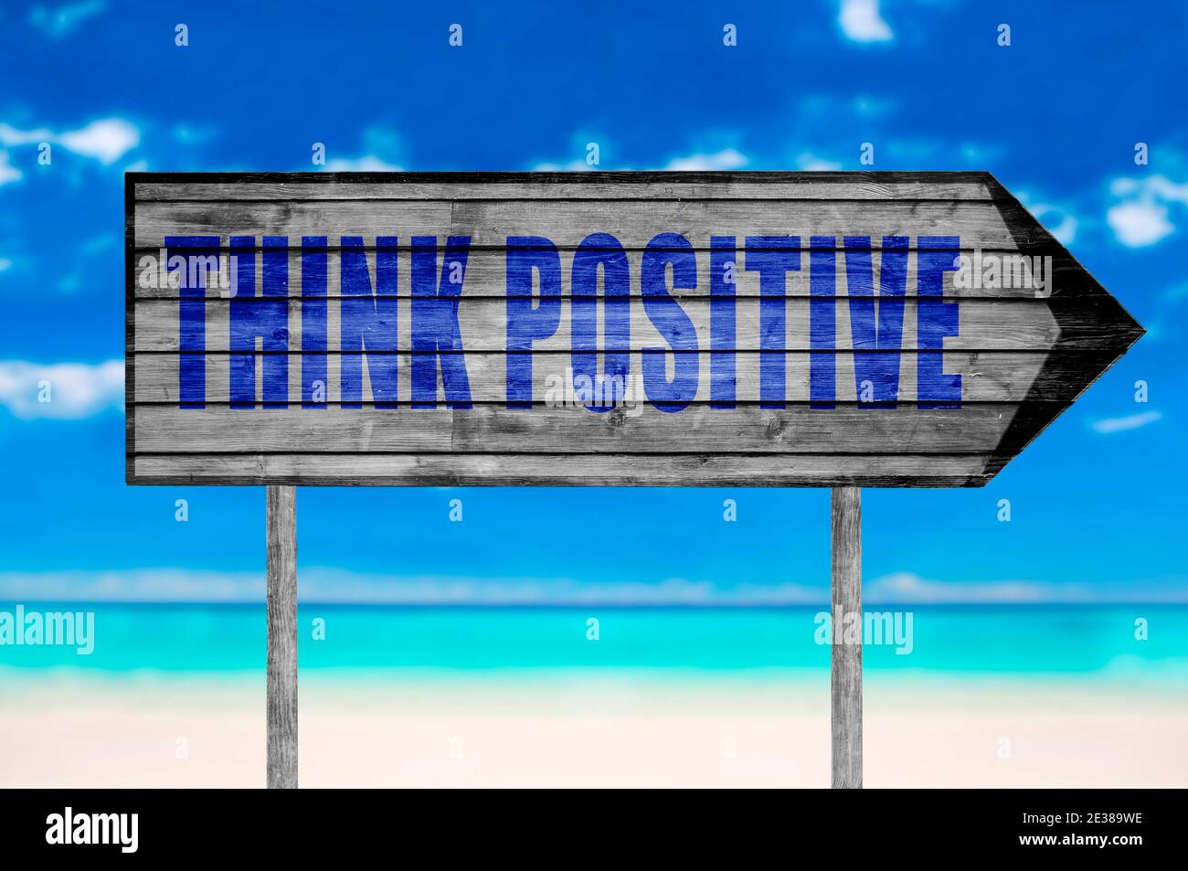 Denken Sie positive Holzschild mit auf einem Strand Hintergrund Stockfoto
