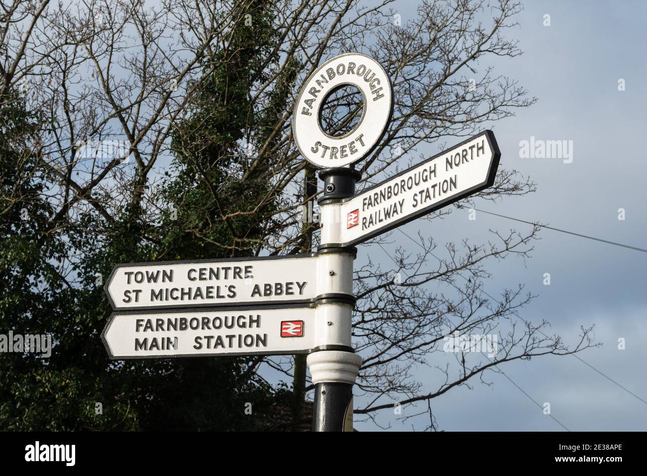 Wegweiser (Straßenschild) mit Wegweiser zum Stadtzentrum und Bahnhof von Farnborough, Hampshire, England, Großbritannien Stockfoto
