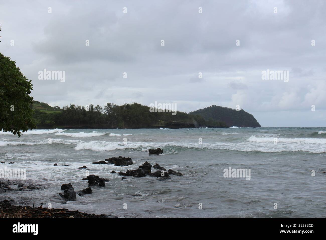 Kleine Wellen Rollen in Opau Bay, Hana, Maui, Hawaii, USA Stockfoto