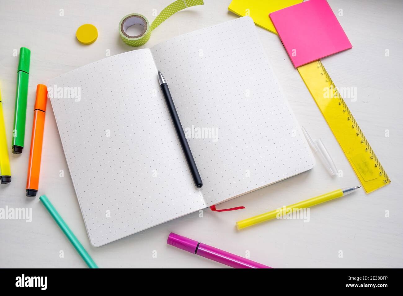 Öffnen Sie leere Kugel Journal Planer mit gepunkteten Seiten mit einem Stift, Marker, Lineal, Aufkleber.. Planung und intelligentes Zeitmanagement-Konzept Stockfoto