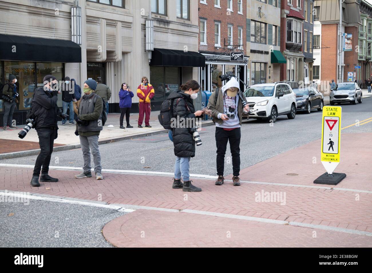 Harrisburg, Pennsylvania, 17. Januar 2021: Pressevertreter warten darauf, dass sich bewaffnete Demonstrationen im Pennsylvania State House in Harrisburg, Pennsylvania, versammeln. Nach dem Aufstand am 6. Januar 2021 erhoben die US-Hauptstädte ihre Sicherheitsbedrohung auf einen hohen Alarmstatus, nachdem der Bundesbericht vor bewaffneten Protesten gegen die für den 17. Januar 2021 geplanten Landeshauptstädte gewarnt hatte.Quelle: Brian Branch Price/ZUMA Wire/Alamy Live News Stockfoto