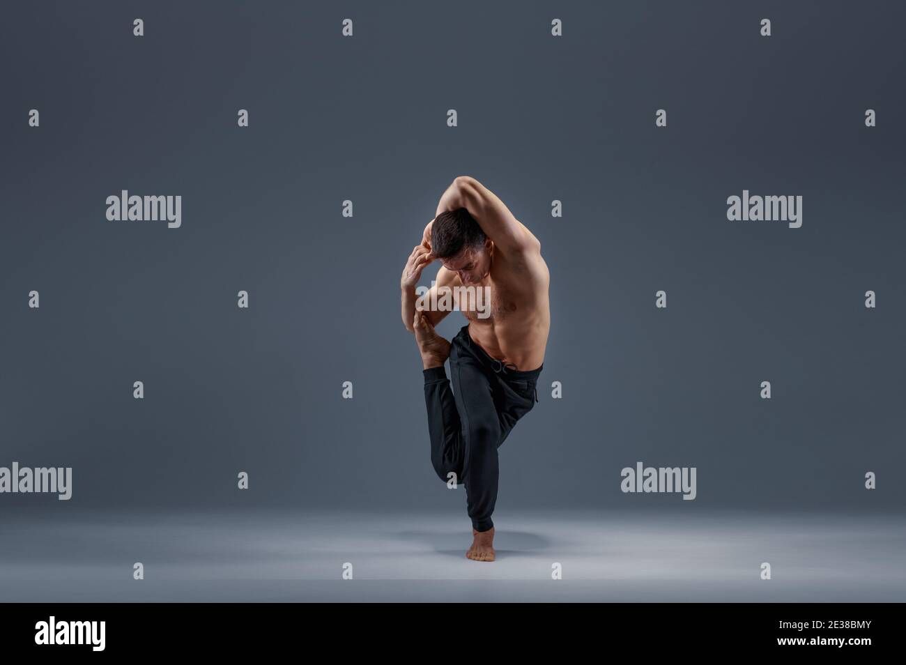 Yoga Stretching Übung im Studio Stockfoto
