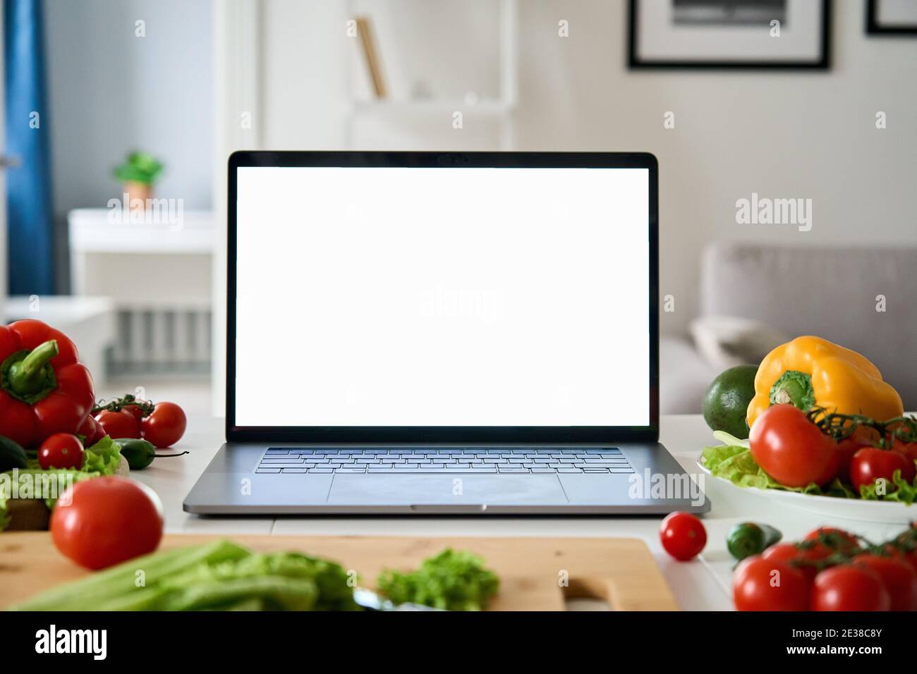 Laptop-Computer mit Mockup weißen Bildschirm auf Lebensmittel Gemüse Hintergrund. Stockfoto