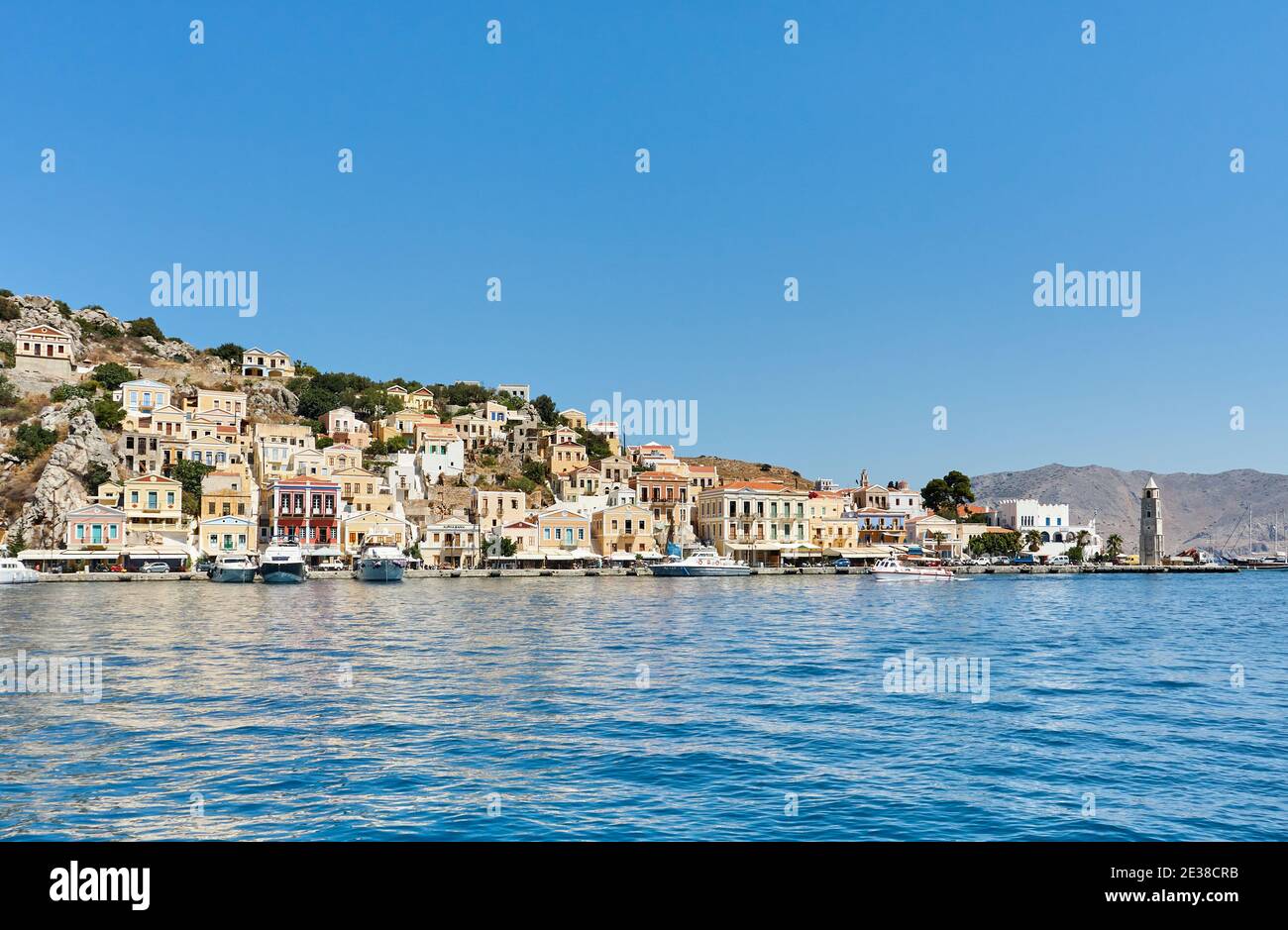 Symi Hafen, Dodekanes Inseln, Griechenland, Europa; die malerische Küste der Symi Insel mit schönen traditionellen griechischen Häusern und bunten Gebäuden Stockfoto