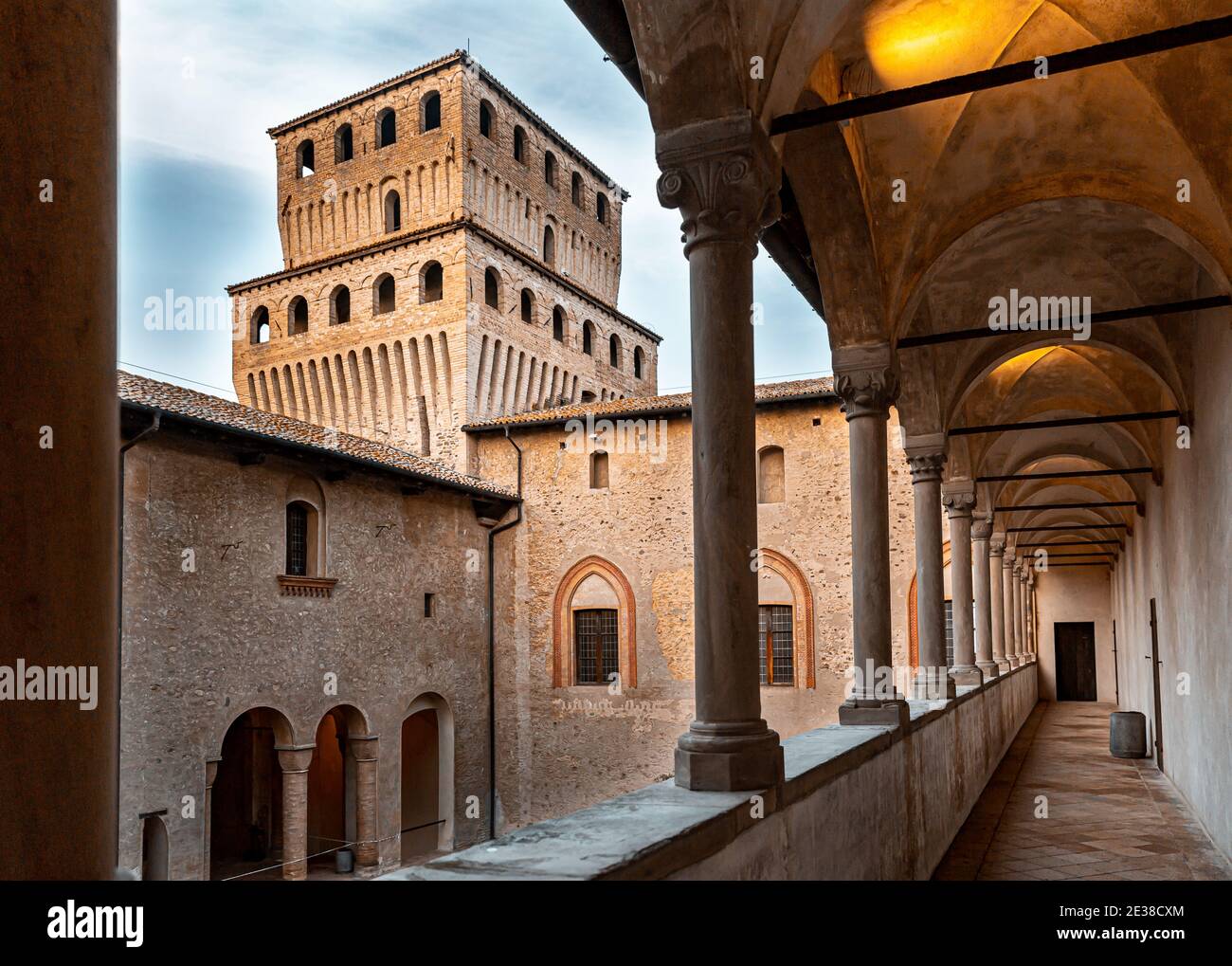 Blick auf Torrechiara Castle Löwenturm unter dem Osten genommen Loggia von Corte d'Onore Stockfoto