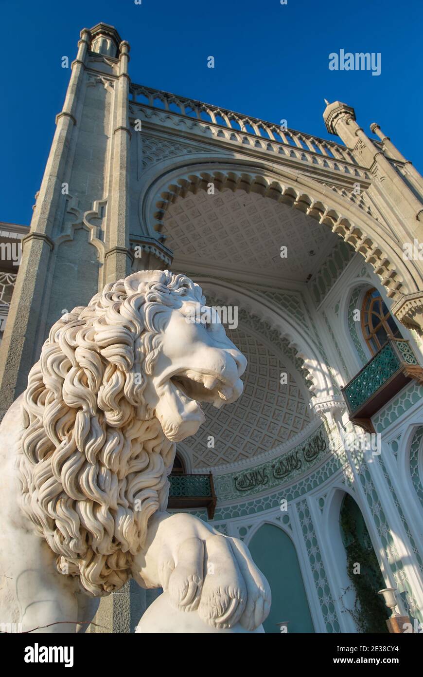 Marmorlöwe vor dem Haupteingang zum Alupka-Palast in Alupka, Krim, Ukraine. Der Palast wurde 1828-1848 vom englischen Architekten Edward Blore erbaut Stockfoto