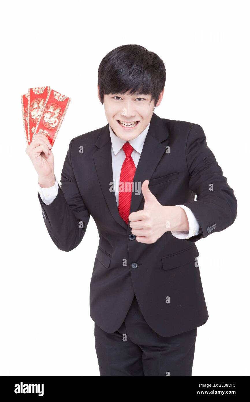 Der junge Geschäftsmann hält roten Umschlag hochwertige Foto Stockfoto