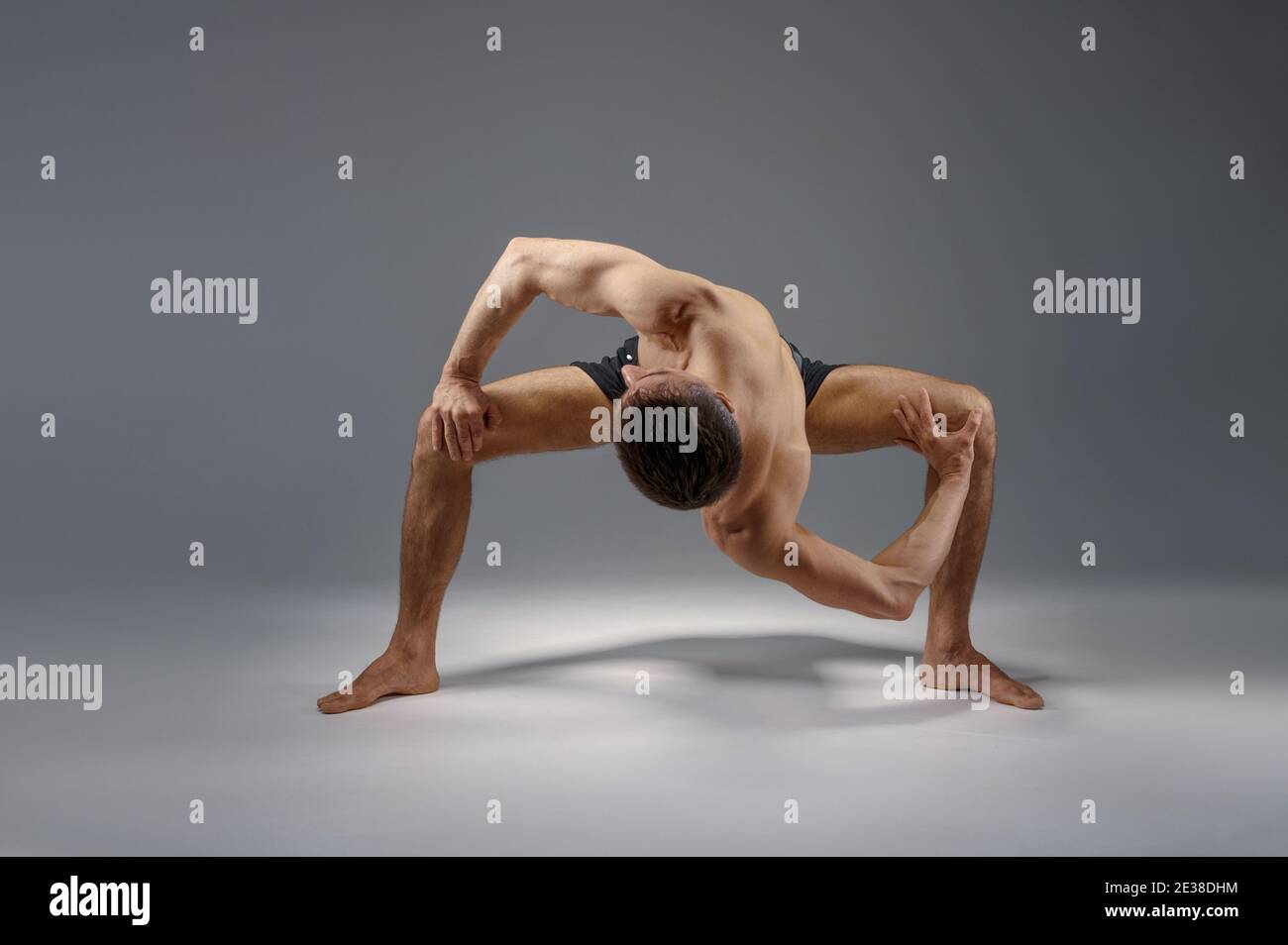 Yoga steht in schwieriger Pose, perfektes Stretching Stockfoto