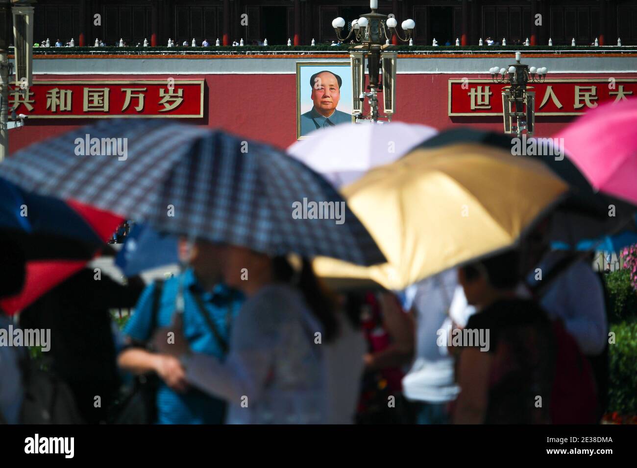 PEKING, CHINA - 24. AUGUST 2017; Gruppen von Touristen zu Fuß rund Tian an Men Platz im Zentrum von Peking Stadt am sonnigen Sommertag. Das Tor Stockfoto