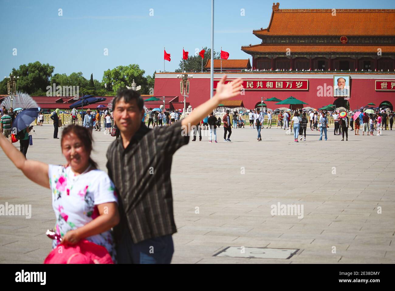 PEKING, CHINA - 24. AUGUST 2017; Paar posiert für ein Foto auf dem Platz Tian an Men vor dem Tor des himmlischen Friedens (Eingang zu Forbidde Stockfoto