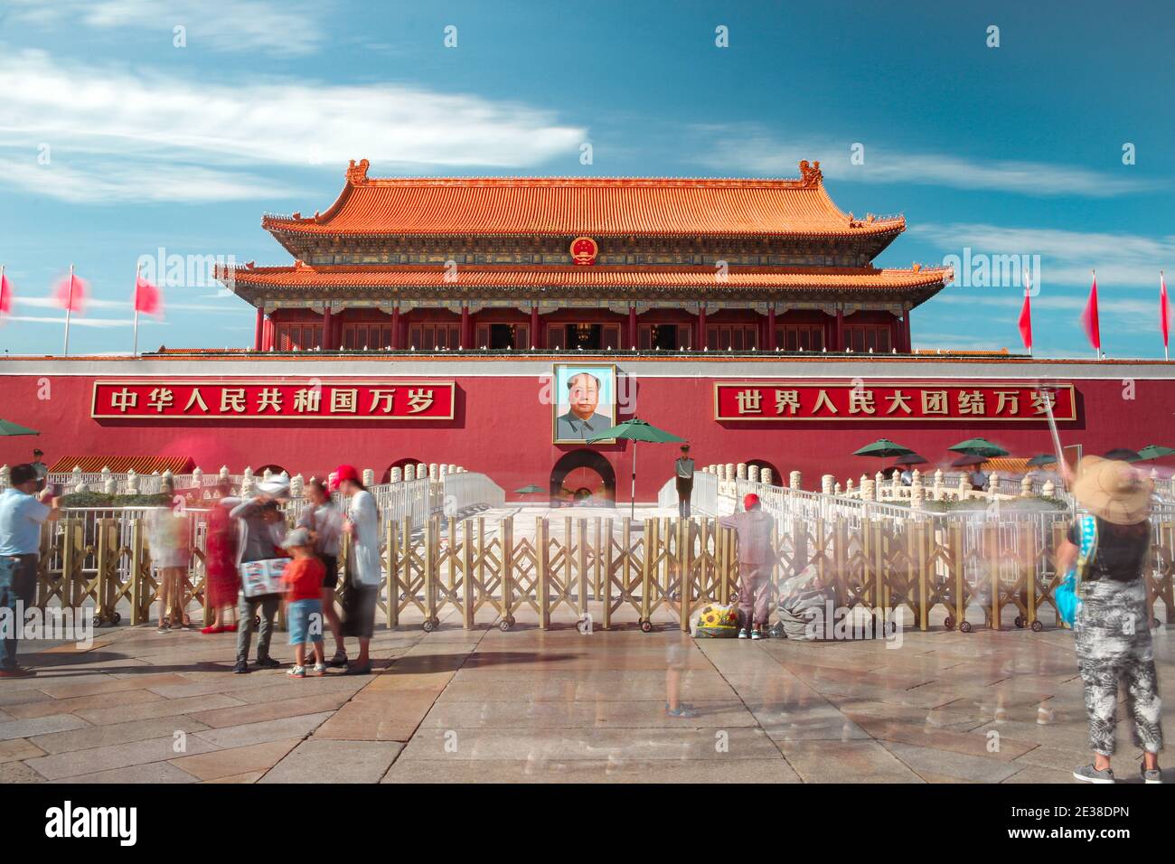 PEKING, CHINA - 24. AUGUST 2017; Langzeitaufnahme des Tores des himmlischen Friedens, Eintritt zum UNESCO-Weltkulturerbe Forbden Stadt im Sommer sonnig d Stockfoto