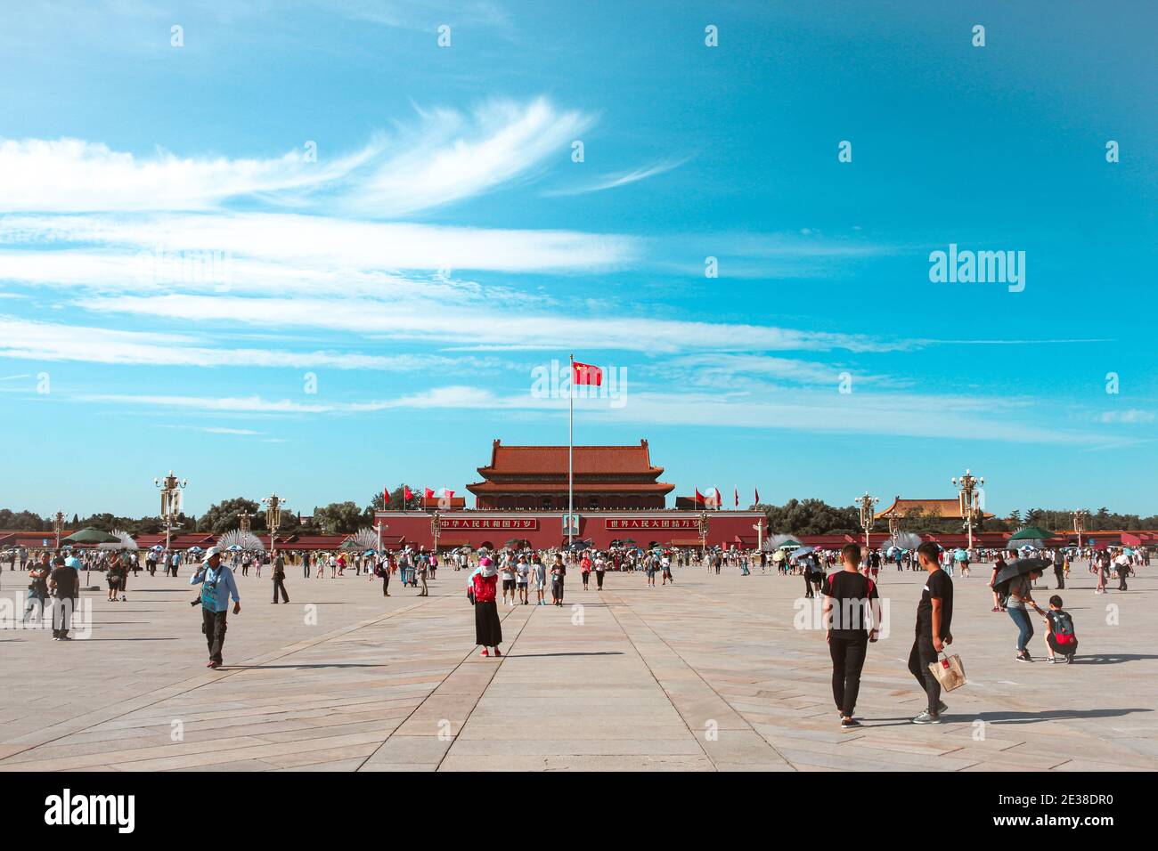 PEKING, CHINA - 24. AUGUST 2017; Gruppen von Touristen zu Fuß rund Tian an Men Platz im Zentrum von Peking Stadt am sonnigen Sommertag. Das Tor Stockfoto