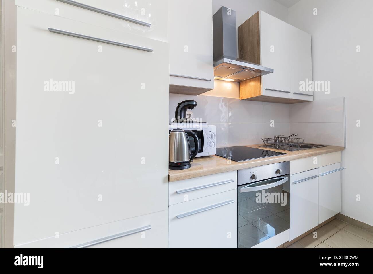 Moderne Küche Zimmer mit Geräten Stockfoto