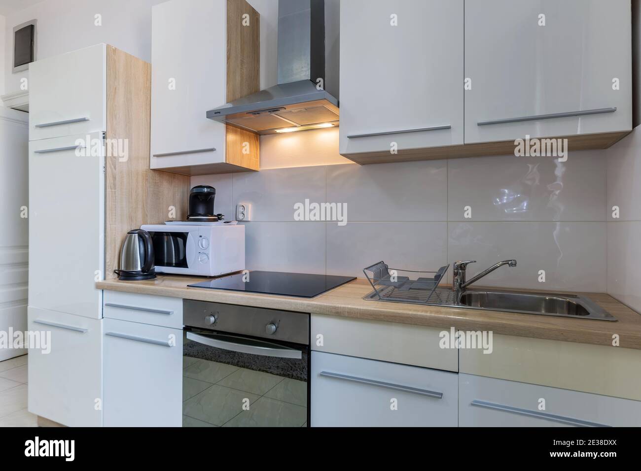 Moderne Küche Zimmer mit Geräten Stockfoto