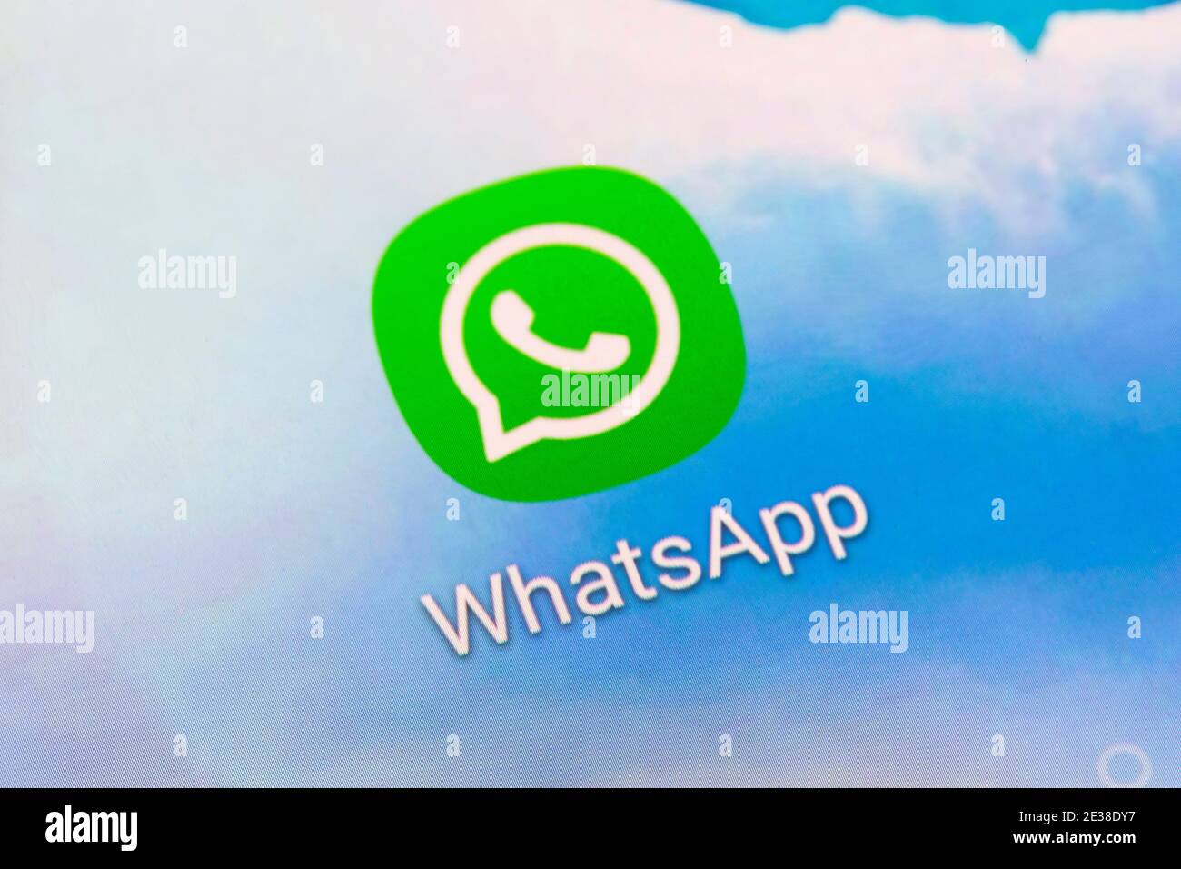 Eine Nahaufnahme des App-Logos für die amerikanische WhatsApp Messenger-Videoanrufe und Medienfreigabedienst auf einem Handy Smartphone-Bildschirm des Telefons Stockfoto