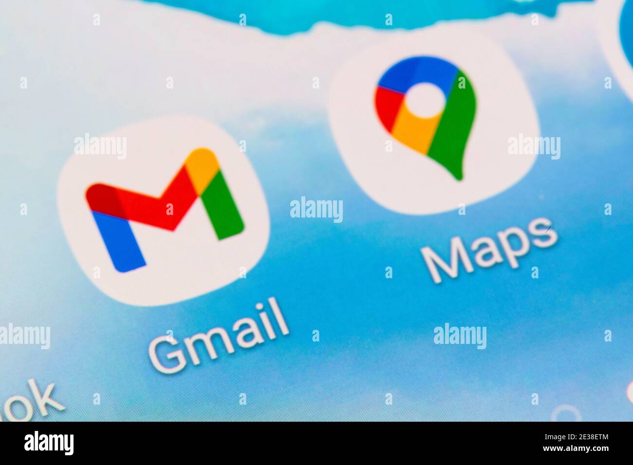 Eine Nahaufnahme der Google Mail und Maps App Logos von Google auf einem Smartphone-Bildschirm Stockfoto Eine Nahaufnahme der Google Mail und Maps App Logos von Google auf einem Smartphone-Bildschirm Stockfoto