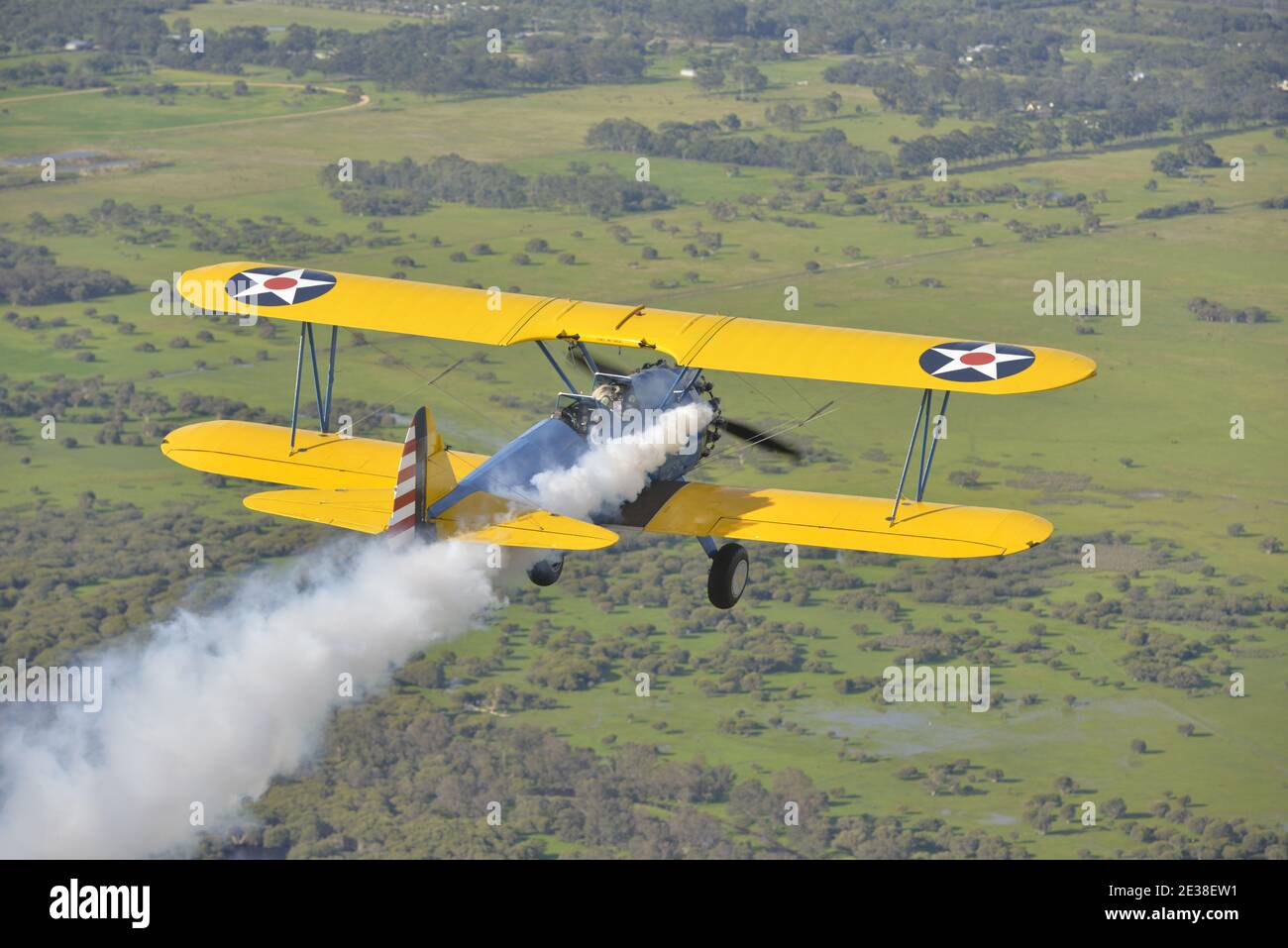 Display Rauch Ein 1940er Boeing N2S Stearman Doppeldecker in US Army Farben, mit ...